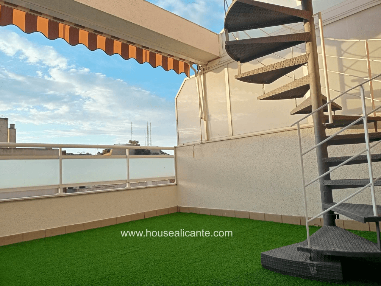 Ático con terraza y vistas en alquiler de larga temporada Alicante