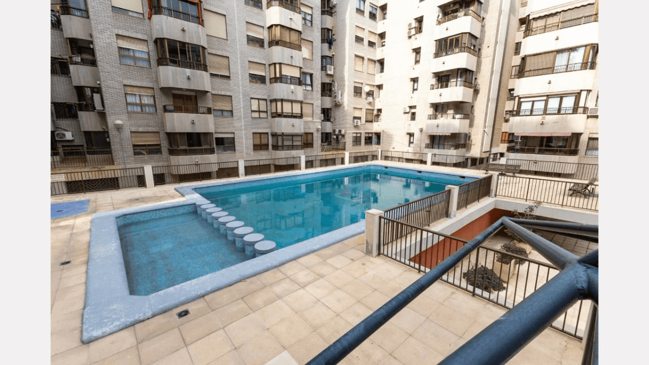Piso familiar con terraza, garaje y piscina en pleno Centro