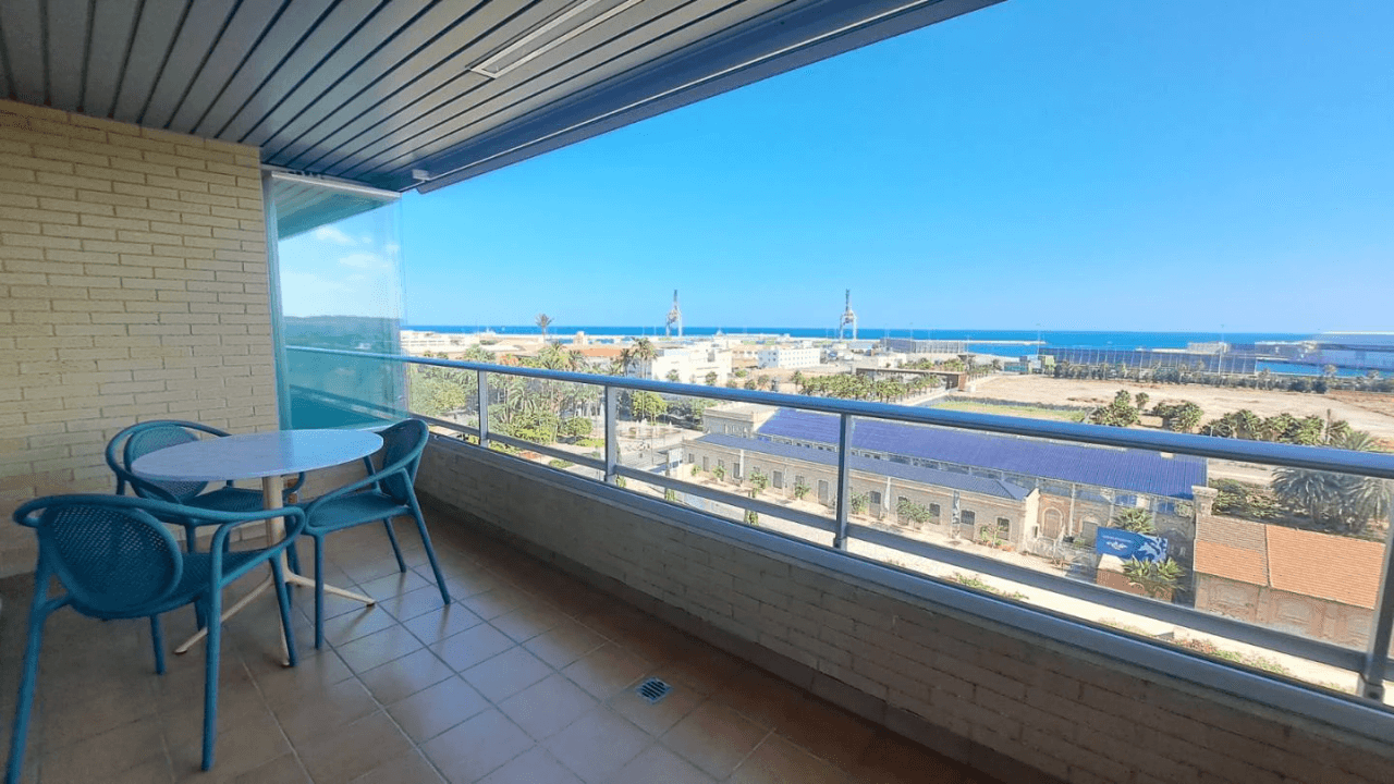 Piso moderno con vistas al mar